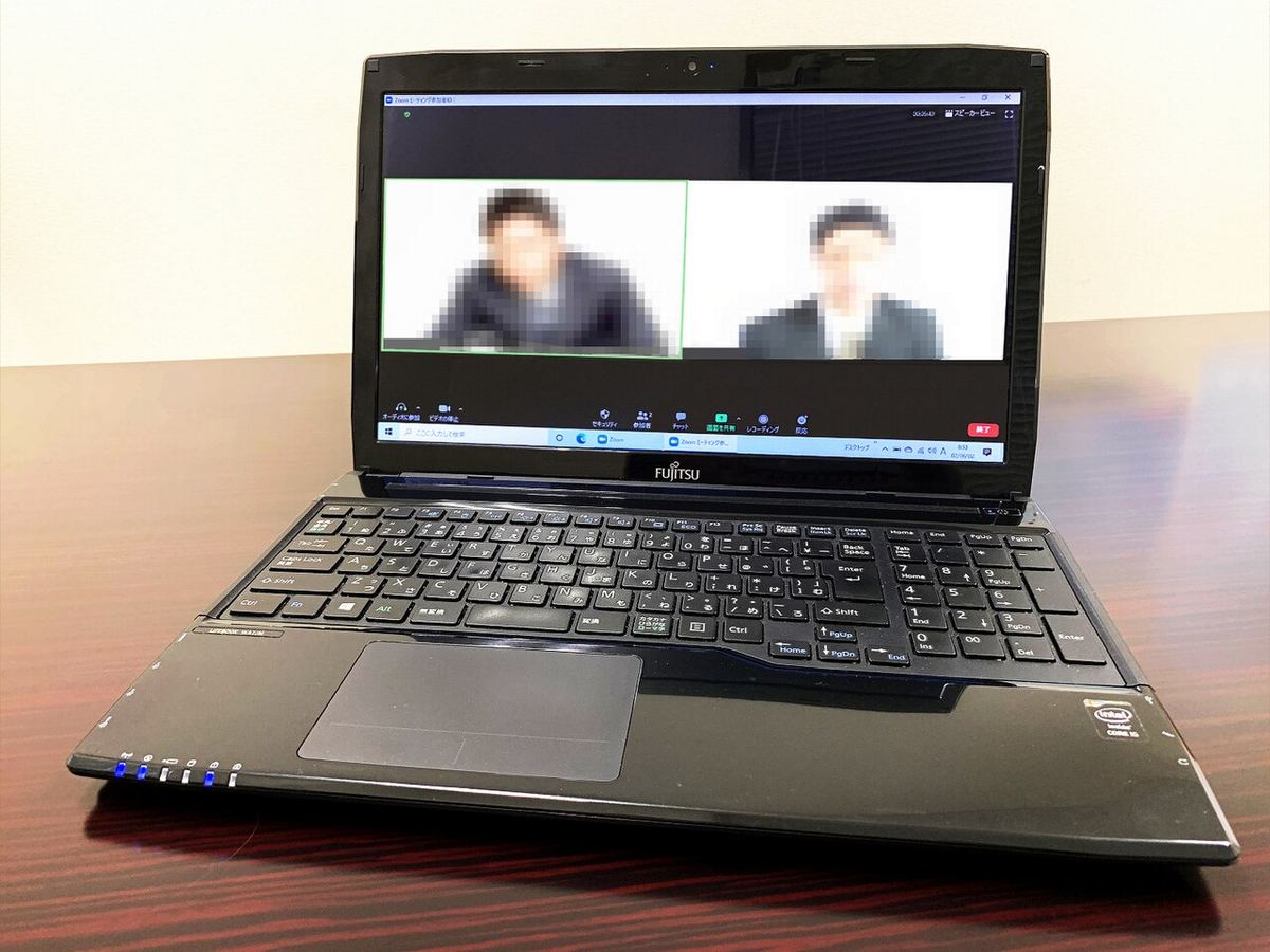 Notebook s prebiehajúcim videohovorom dvoch ľudí