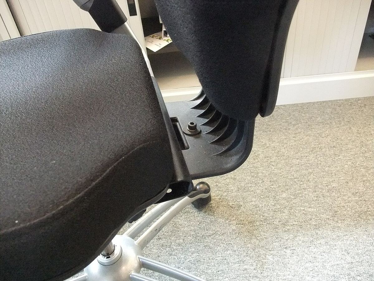 Detail mechanizmu kancelárskej stoličky s nastavením výšky