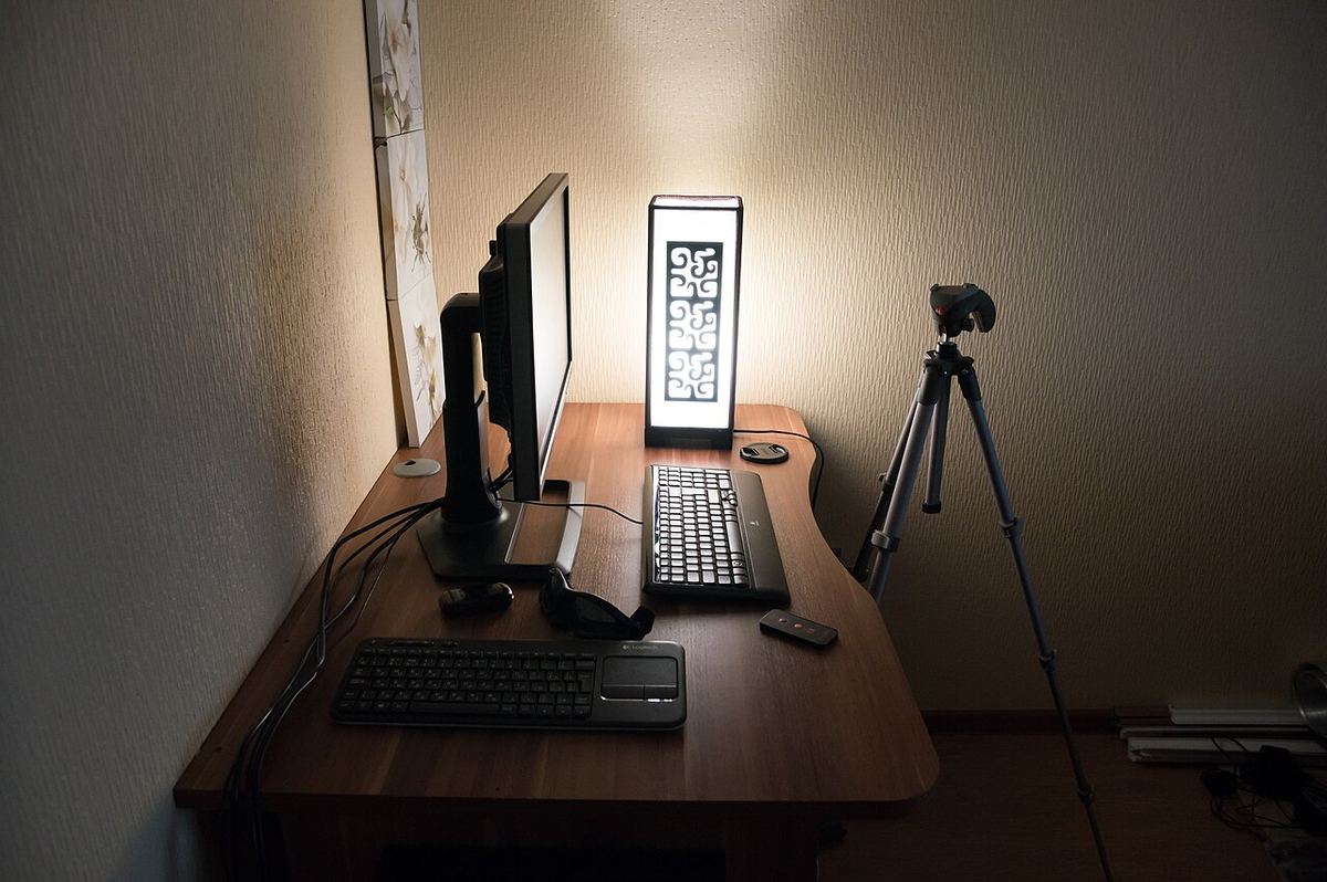 Drevený počítačový stôl s monitorom a stojanom na kameru