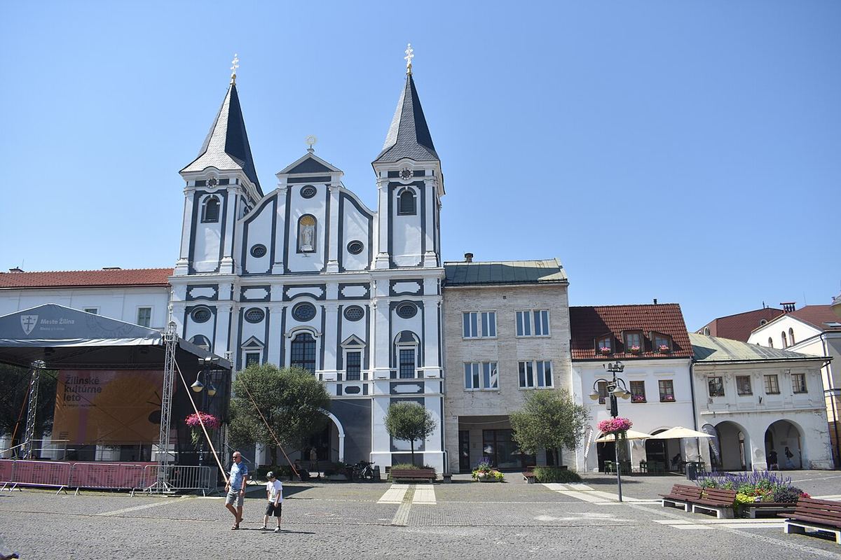 Mariánske námestie v Žiline s kostolom a meštianskymi domami